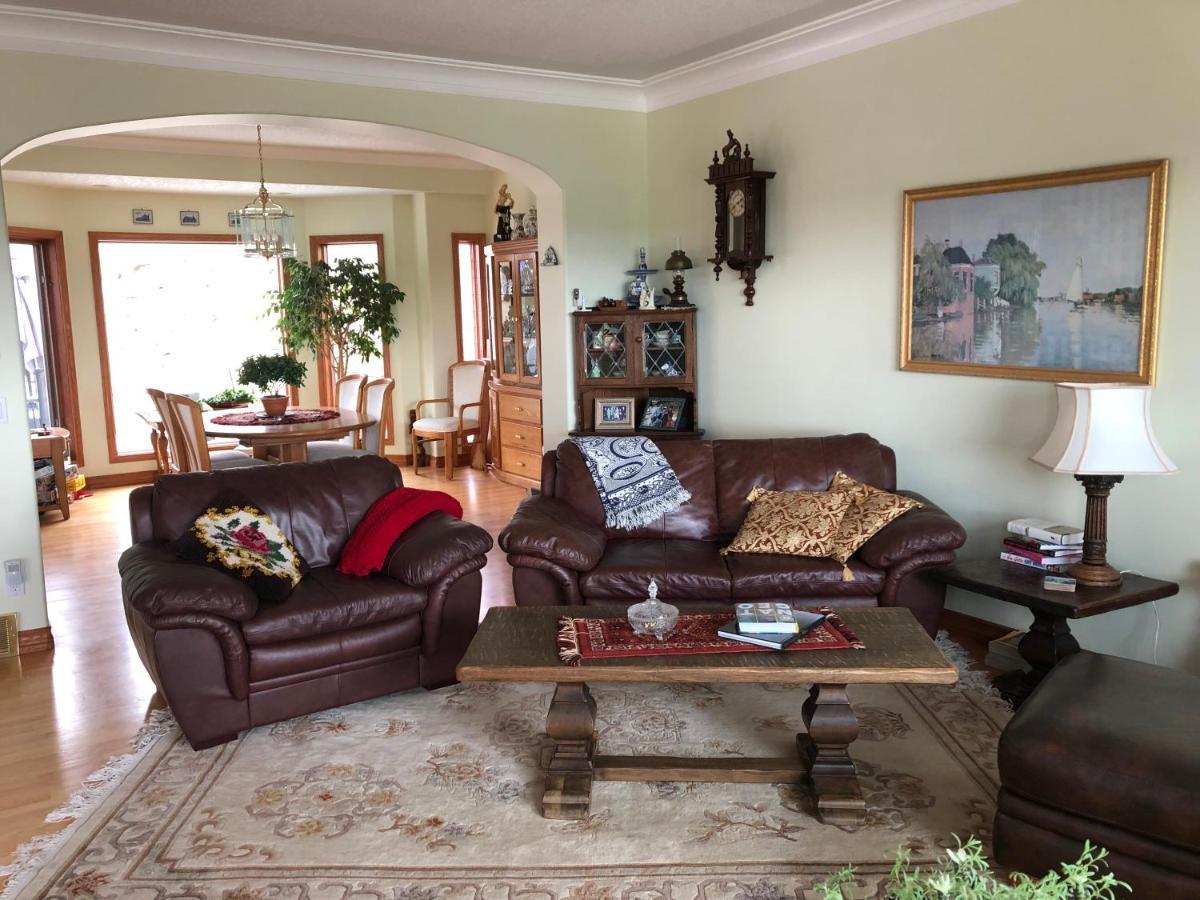 Rocky Mountain View Bed & Breakfast Cochrane Exterior photo